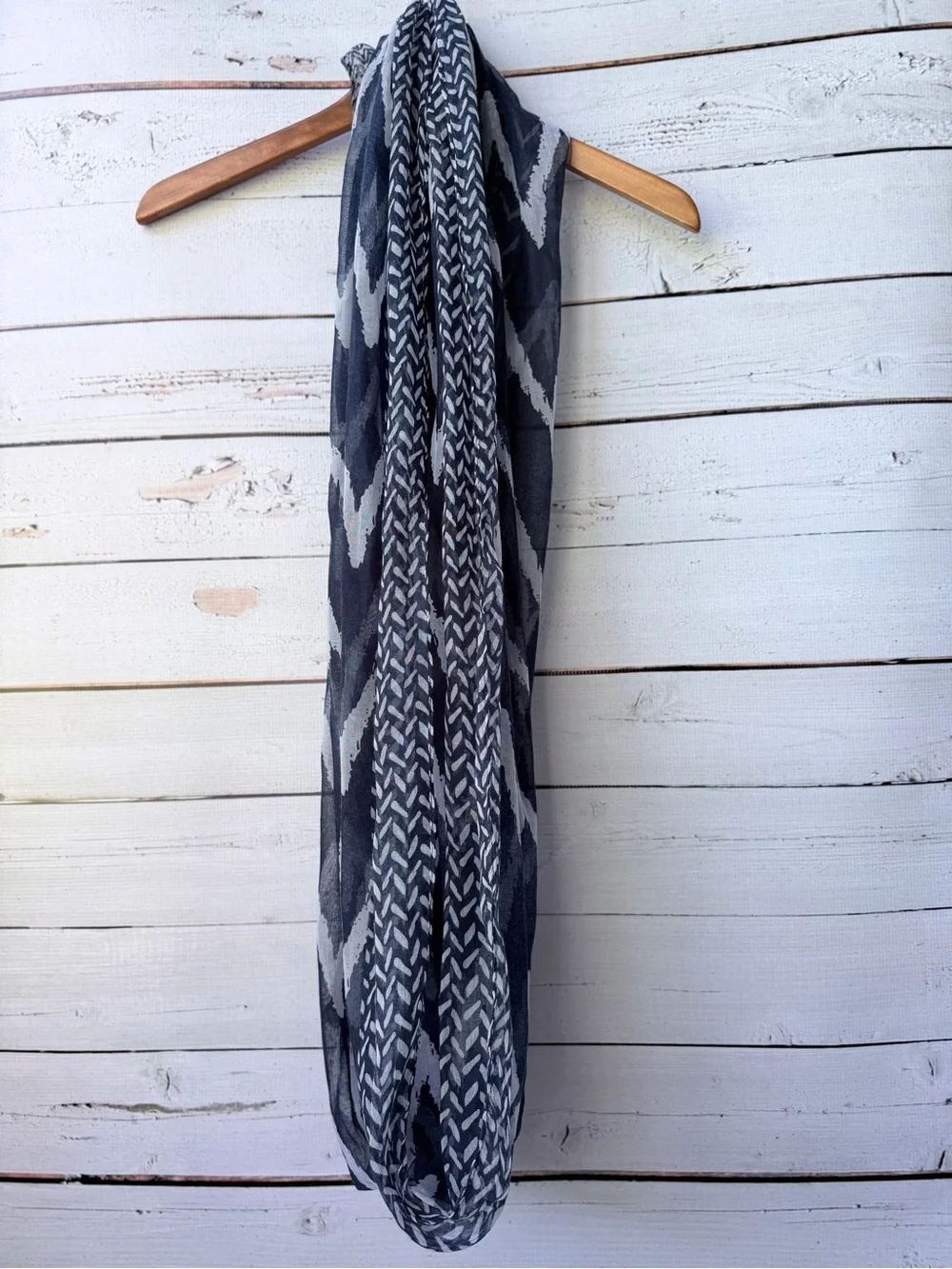 D&Y Black and White Geometric Infinity Scarf